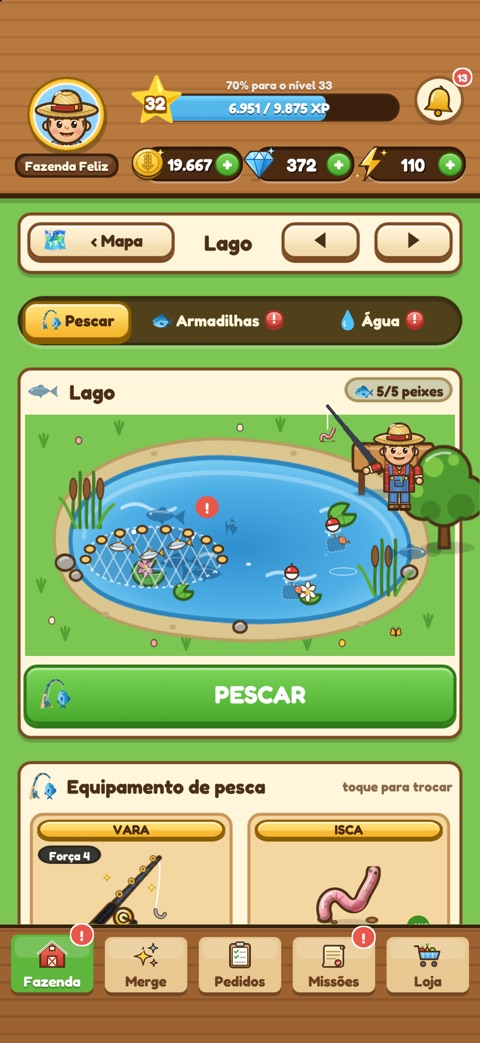 Lago com o pescador no píer, a rede e as gaiolas na água